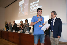 Entrega del primer premio a Martín Montilla. Entrega de premios en el Paraninfo de la Universidad de Málaga. Olimpiada Española de Economía, Fase Nacional. Junio de 2015