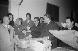 Ramón Castilla Pérez y Francisco García Grana en la recogida y reparto de ropas y mantas para los afectados del temporal de viento. Málaga. Enero de 1963