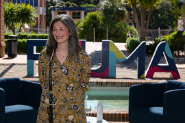 Luisa María Gómez del Águila presenta la conferencia "Dialogando" con Theresa Zabell. Jardín Botánico de la Universidad de Málaga. Mayo de 2021