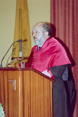 Investidura como Doctor "Honoris Causa" de D. Eduardo García de Enterría por la Universidad de Málaga. Paraninfo. Abril de 1999