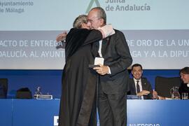Entrega de la Medalla de Oro de la Universidad de Málaga al Ayuntamiento de la capital. Paraninfo. Noviembre de 2023
