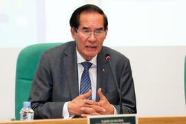 Carlos C. Salinas en la ponencia 'Las relaciones políticas y culturales entre España y Filipinas'. I Encuentro Hispano-Filipino. Rectorado. Abril 2015.