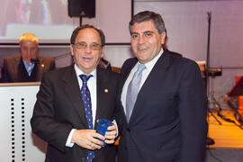 Entrega de regalo en la cena del 3º Congreso Internacional de Actividad Físico-Deportiva para Mayores de la Universidad de Málaga. Hotel Barceló Málaga. Marzo de 2009