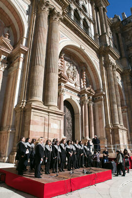 Coro Oficial de la Universidad de Málaga. Acto de la Hermandad de los Estudiantes en la Catedral. Plaza del Obispo, Málaga. Marzo de 2018