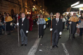 Miembros del equipo de gobierno y otros representantes de la Universidad de Málaga en el desfile procesional de la estación de penitencia de la Hermandad de los Estudiantes. Abril de 2014