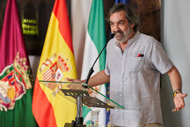 Ángel Idígoras en la inauguración de su mural en la Facultad de Ciencias Económicas y Empresariales de la Universidad de Málaga. Campus de El Ejido. Junio de 2022
