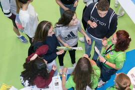 Grupo de estudiantes. Jornadas de Puertas Abiertas de la Universidad de Málaga. Complejo Polideportivo Universitario. Abril de 2018