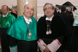 José Ángel Narváez y Pedro Montiel Gámez. Momentos previos a la Estación de Penitencia de la Hermandad de los Estudiantes. Edificio Edipsa. Málaga. Abril de 2017