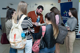 Entrega de acreditaciones. "Dialogando" con Ousman Umar. Facultad de Estudios Sociales y del Trabajo. Marzo de 2020