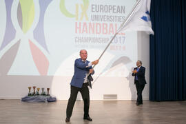 Manuel Jesús Barón ondea la bandera de la European University Sport Association en la Gala del Deporte Universitario 2017. Escuela Técnica Superior de Ingeniería de Telecomunicaciones. Junio de 2017