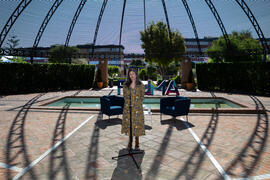 Luisa María Gómez del Águila presenta la conferencia "Dialogando" con Theresa Zabell. Jardín Botánico de la Universidad de Málaga. Mayo de 2021