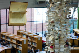 Biblioteca General con la instalación "Biblioteca de Babel XIII", de José Ignacio Díaz de Rábago. Campus de Teatinos. Enero de 2018