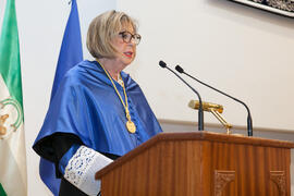 Adelaida de la Calle en su imposición de la Medalla de Oro de la Universidad de Málaga. Paraninfo. Mayo de 2016