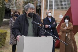 José Ignacio Díaz de Rábago en la inauguración de su escultura "6+1". Facultad de Ciencias de la Educación y Psicología. Campus de Teatinos. Enero de 2022