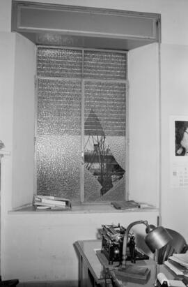 Ventana rota en un despacho de la Casa Sindical como consecuencia del temporal de viento. Málaga. Enero de 1963