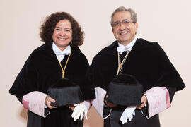 Retrato de Pilar Aranda y José Ángel Narváez previo a la imposición de la Medalla de Oro de la Universidad de Málaga a la Universidad de Granada. Paraninfo. Diciembre de 2016