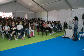 Profesora de Ciencias imparte una charla sobre su titulación. Jornadas de Puertas Abiertas de la Universidad de Málaga. Complejo Polideportivo Universitario. Abril de 2018