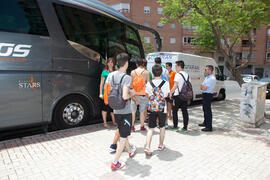 Alumnos subiendo al autobús. Salida desde el Campus de El Ejido. Aventura Amazonia Marbella. Olimpiada Española de Economía, Fase Nacional. Calle Miguel Bueno Lara. Málaga. Junio de 2015