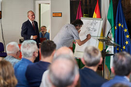 Intervención de Ángel Idígoras en la inauguración de su mural en la Facultad de Ciencias Económicas y Empresariales de la Universidad de Málaga. Campus de El Ejido. Junio de 2022