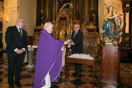 Bendición de medallas de la Cofradía de los Estudiantes. Misa de Lunes Santo. Iglesia de San Agustín. Abril de 2017