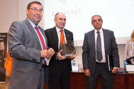 Entrega de escultura conmemorativa en el homenaje de Unicaja a la Facultad de Económicas. Paraninfo. Abril 2015