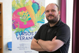 Niño de Elche en fotocall. Curso "Tres generaciones de la música Pop española". Cursos de Verano de la Universidad de Málaga. Málaga. Julio de 2018