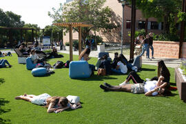 Alumnas y alumnos en la nueva "Isla Verde" de la Universidad de Málaga. Facultad de Ciencias de la Comunicación y Turismo. Octubre de 2019