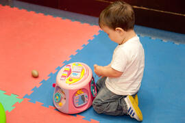 Niño jugando en la Escuela Infantil Francisca Luque. Campus de Teatinos. Mayo de 2014
