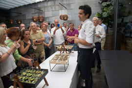Showcooking en patio del Hotel Molina Larios. Curso "Ciencia y gastronomía. Desmontando leyendas urbanas". Cursos de Verano de la Universidad de Málaga. Málaga. Julio de 2019
