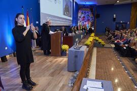 Intérprete de signos. Imposición de la Medalla de Oro de la Universidad de Málaga a Junta de Andalucía, Diputación Provincial de Málaga y Ayuntamiento de la capital. Paraninfo. Noviembre de 2023