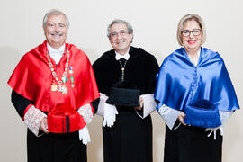 Retrato de grupo previo a la imposición de la Medalla de Oro de la Universidad de Málaga a Adelaida de la Calle. Paraninfo. Mayo de 2016