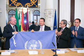 Entrega de la bandera de la ONU. Presentación del Centro Internacional de Autoridades y Líderes. Ayuntamiento de Málaga. Julio de 2018