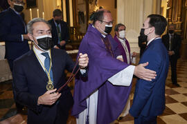 Entrega de medalla de la Cofradía de los Estudiantes. Misa de Lunes Santo. Iglesia de San Agustín. Abril de 2022
