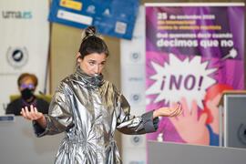 Alessandra García. Performance 'NO, NIE, NON, NU'. Inauguración del Día Internacional Contra la Violencia Machista. Edificio del Rectorado de la Universidad de Málaga. Noviembre de 2020