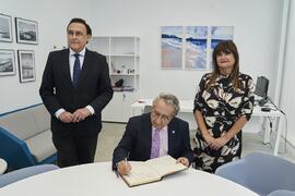 José Ángel Narváez firma el libro de firmas de la nueva facultad de Psicología y Logopedia de la Universidad de Málaga. Campus de Teatinos. Octubre de 2022