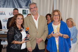 María Teresa Labajos, Adelaida de la Calle y Carlos de las Heras en el homenaje de la Asociación de Antiguos Alumnos a los decanos y directores de centro de la UMA. Foro Alumni-UMA. Mayo de 2015