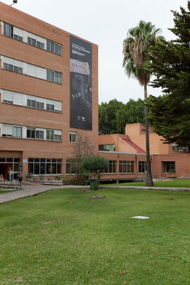 Facultad de Ciencias Económicas y Empresariales con cartel Conmemorativo del 50 Aniversario. Campus de El Ejido. Octubre de 2014