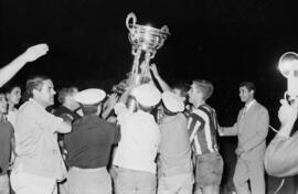 Málaga. Trofeo Costa del Sol. Entrega de la copa al FC Málaga. Estadio de la Rosaleda. Agosto de 1963