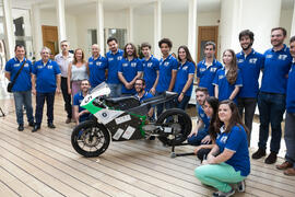 Foto de grupo. Presentación del proyecto "UMA Racing Team 2017/2018". Edificio del Rectorado. Junio de 2017