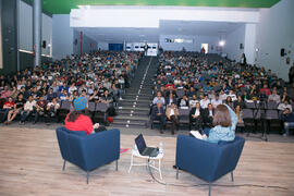 Chema Alonso y Susana Escudero en la conferencia "Dialogando". Salón de actos de la E.T.S.I Informática  y Telecomunicaciones. Abril de 2017