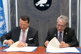 Firma de acuerdo. Presentación del Centro Internacional de Autoridades y Líderes en la Universidad de Málaga. Edificio del Rectorado. Julio de 2018