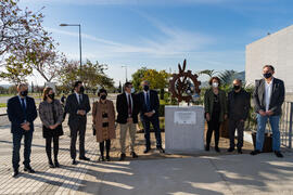 Foto de grupo en la inauguración de la escultura  de José Luis Martín García en la Facultad de Estudios y Sociales y del Trabajo de la Universidad de Málaga. Campus de Teatinos. Marzo de 2021