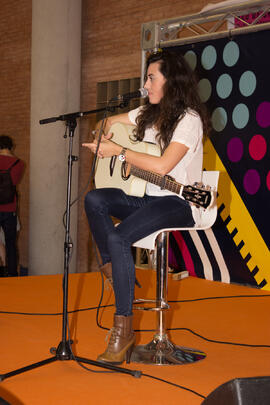 Concierto del III Certamen de Cantautores Destino UMA. Jornadas de Puertas Abiertas de la Universidad de Málaga. Complejo Polideportivo Universitario. Abril de 2015