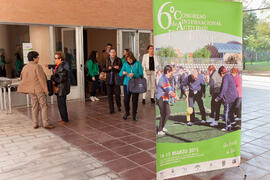 Entrega de acreditaciones. 6º Congreso Internacional de Actividad Física Deportiva para Mayores. Escuela Técnica Superior de Ingeniería de Telecomunicaciones y de Informática. Marzo de 2015