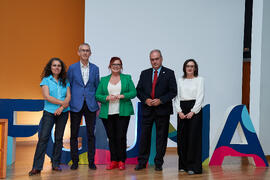 Foto de grupo previa a la conferencia "Dialogando" con Clara Grima. Escuela de Ingenierías Industriales de la Universidad de Málaga. Mayo de 2024