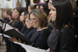 Componente de la Coral Sancti Petri en el concierto de Navidad homenaje a la Facultad de Económicas. Iglesia de los Mártires. Diciembre de 2015