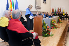Adelaida de la Calle en su imposición de la Medalla de Oro de la Universidad de Málaga. Paraninfo. Mayo de 2016