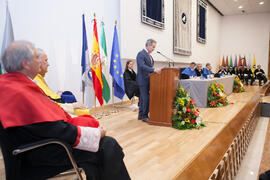 Miguel Porras Fernández en la imposición de la Medalla de Oro de la Universidad de Málaga a Adelaida de la Calle. Paraninfo. Mayo de 2016