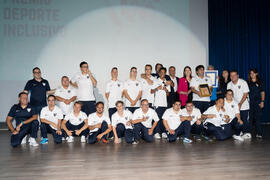 Entrega del premio Inclusión a los miembros de la Fundación Málaga Club de Fútbol EDI- Málaga Genuine. Gala del Deporte Universitario 2019. Escuela Técnica Superior de Ingeniería de Telecomunicaciones. Junio de 2019