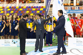 Kenny Chow cede la bandera de FISU a Jose Roberto Athayde. Acto de clausura y entrega de medallas. 14º Campeonato del Mundo Universitario de Fútbol Sala 2014 (FUTSAL). Antequera. Julio de 2014